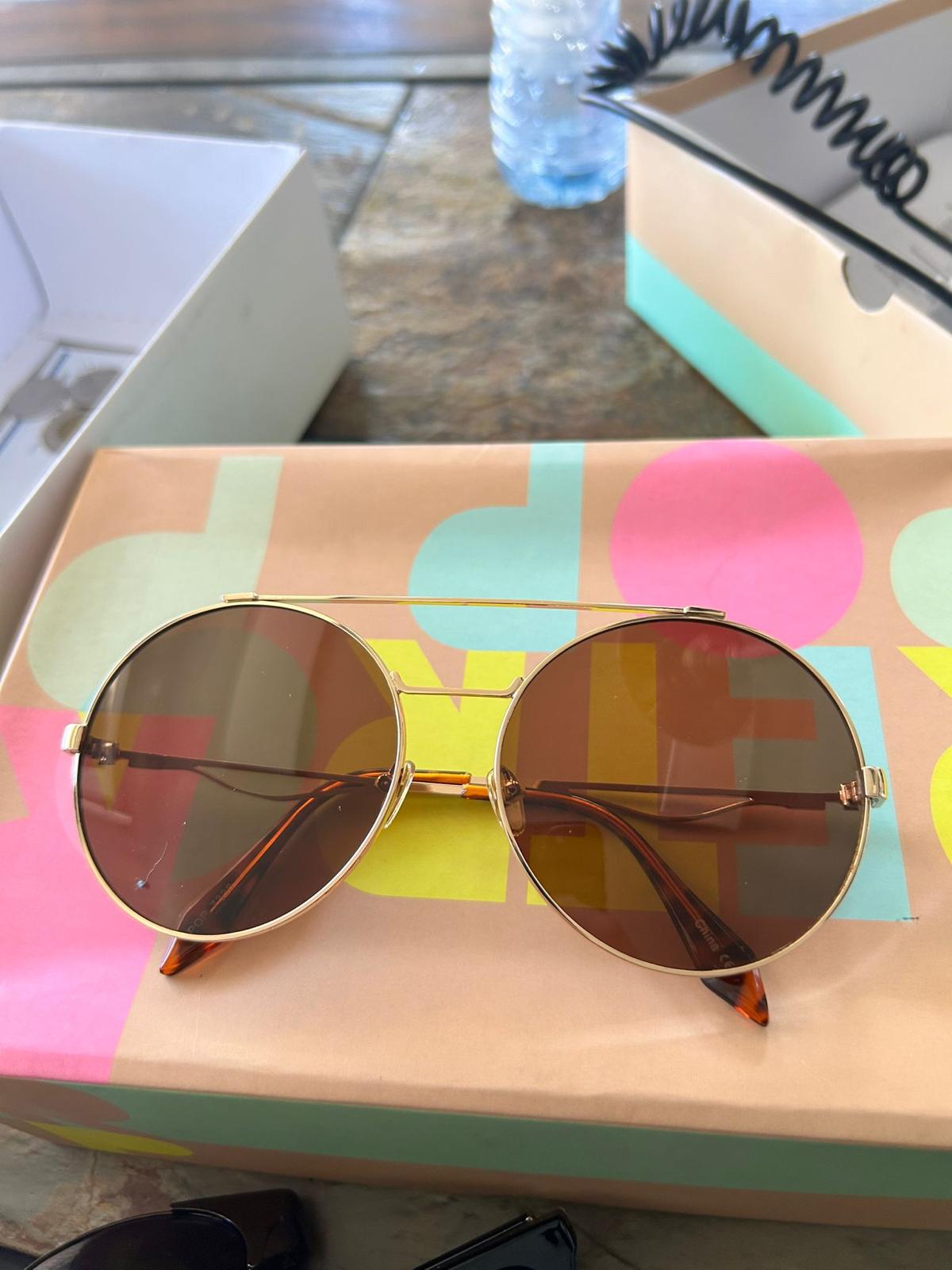 Round sunglasses with gold frame and amber lenses